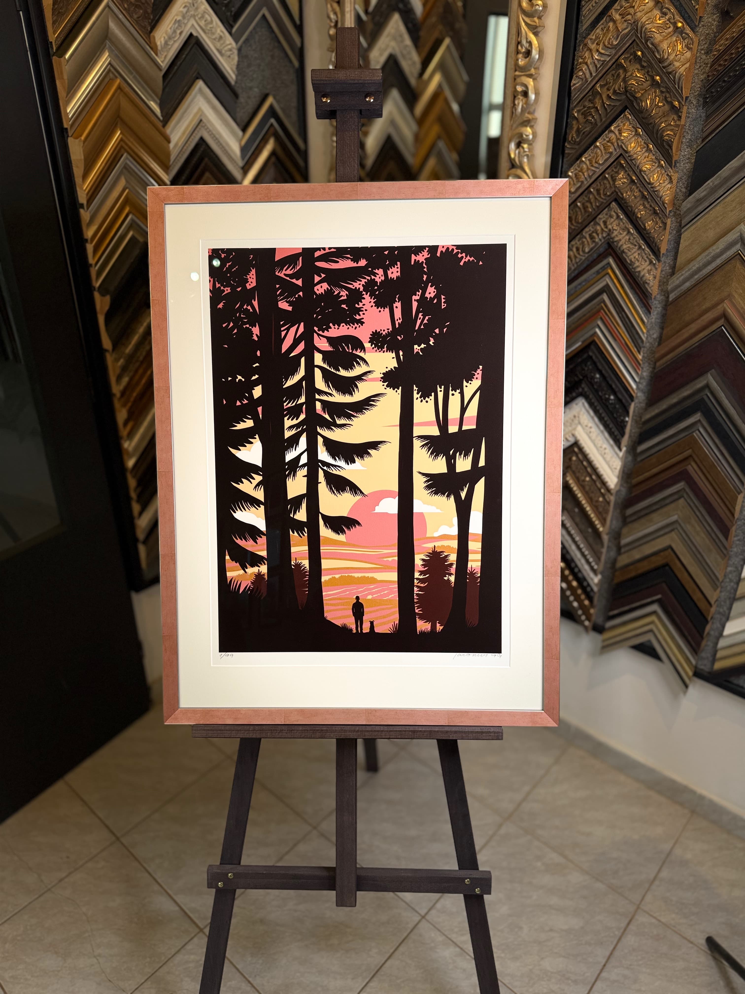 Serigrafie — les při západu — Měděný dřevěný rám, bílá pasparta | Atelier Homolka