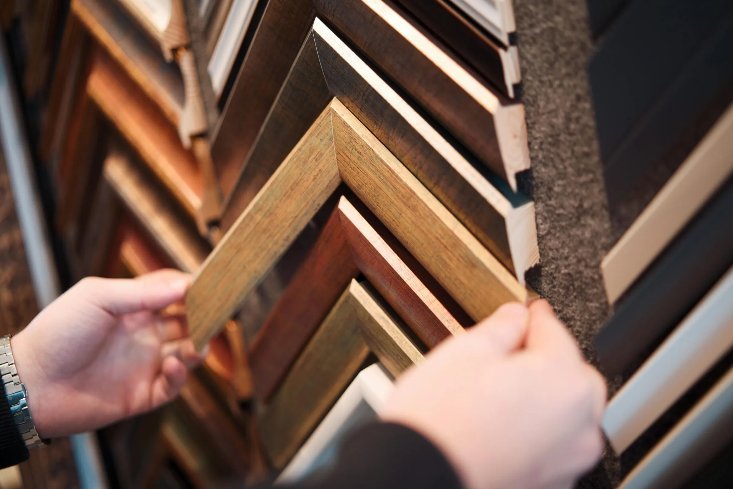 Výběr vzorků rámů v Atelier Homolka